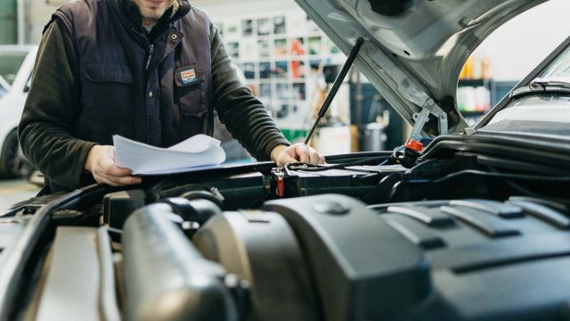 revisión del coche con diagnóstico electrónico en taller mecánico